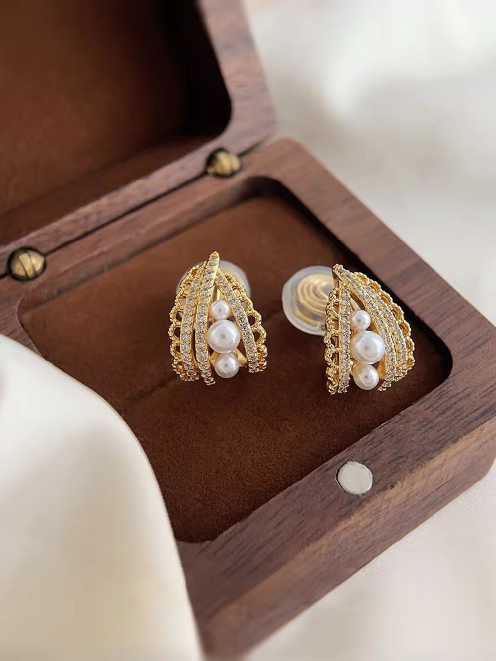 *** High Quality Gold Pearl Cluster Stud Earrings - Elegant Women Jewelry
